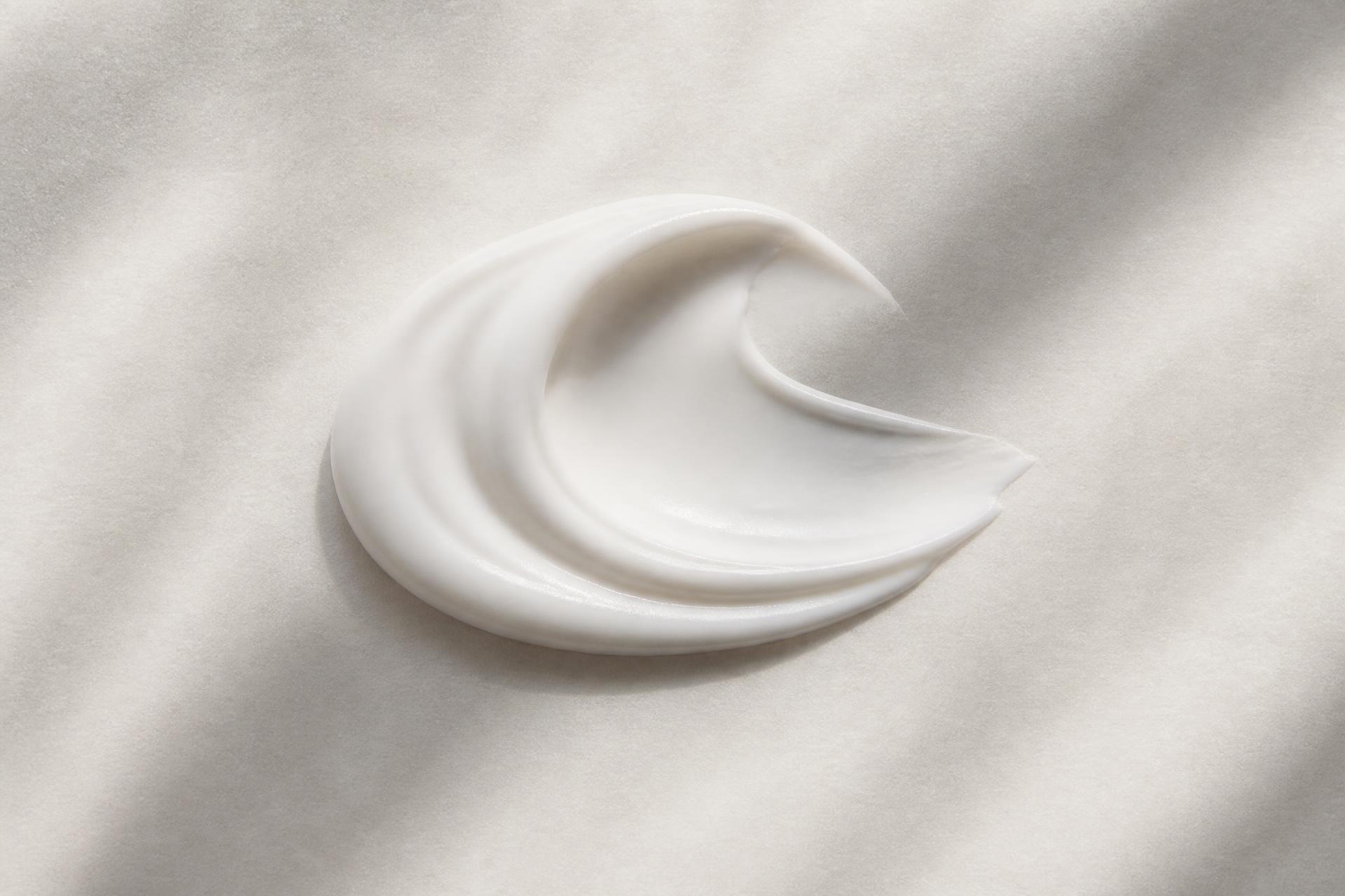 Textura de creme pearl sobre linho cru — still-life do atelier Seoha